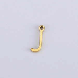 Detailansicht eines goldenen Edelstahl-Buchstabenanhängers J für DIY-Schmuck