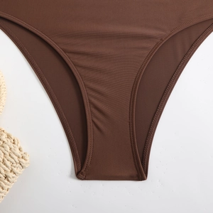 Nahaufnahme der dunkelbraunen Bikinihose mit verstärkten Nähten und elastischer Textur