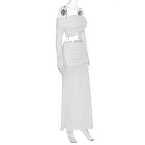 Dettaglio del set bianco con crop top a maniche lunghe e gonna a pieghe