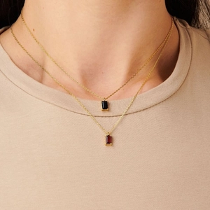 Collier plaqué or 18 carats avec pendentifs en zircon rectangulaires noirs et rouges