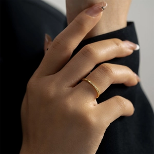 Minimalist S925 silver ring in gold finish with five micro-set sparkling diamonds