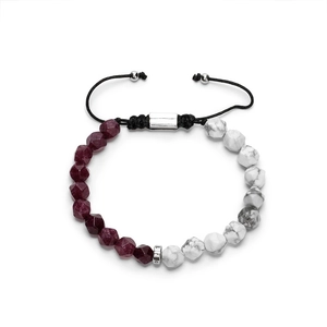 Détail du bracelet tressé réglable avec perles de pierre facettées violettes et blanches