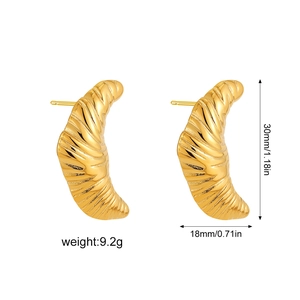 Detailed size chart for 18K gold croissant earrings showing dimensions and 9.2g weight