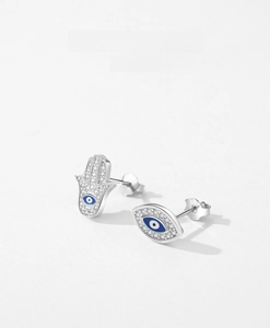Vue macro des boucles d'oreilles Hamsa et Mauvais Œil en argent 925 avec émail bleu