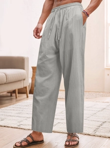 Dettaglio dei pantaloni in lino grigio da uomo con coulisse e tessuto traspirante