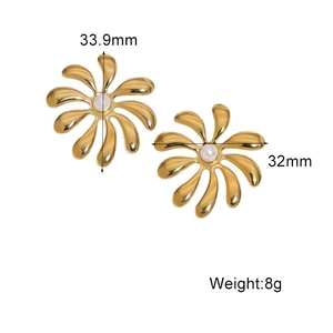 Vue détaillée des boucles d'oreilles fleur perle dorée 18 carats avec dimensions