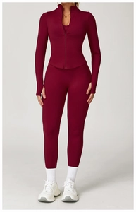 Détail de la veste de yoga bordeaux avec col montant et poignets à passe-pouce