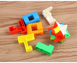 Macro-opname van gekleurde 3D-puzzelstukken en gemonteerde blokken op houten tafel
