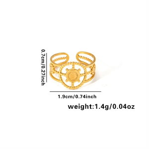 Dettaglio anello a sole placcato oro in acciaio con fascia regolabile e dimensioni