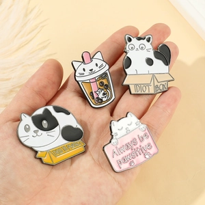 Lot de quatre pin's mignons en émail avec chats, slogans amusants et motifs boba