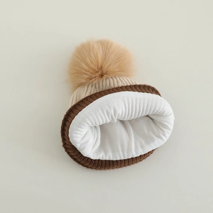 Detailaufnahme der dicken Winter-Strickmütze mit weichem Fleecefutter und Bommel