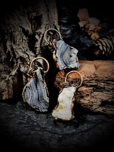 Détail des pendentifs en agate solaire naturelle avec sertissage artisanal en cuivre rétro