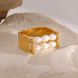 Anello aperto in acciaio inossidabile dorato 18k martellato con 6 eleganti perle bianche