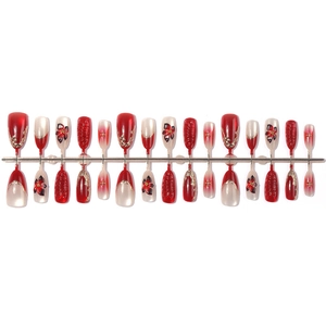 Faux ongles amande French avec dégradé rouge doré, perles et motifs floraux
