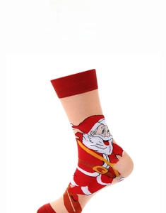 Dettaglio di calze natalizie in cotone rosso con un simpatico motivo di Babbo Natale