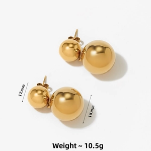 Vue détaillée de grandes et petites boules dorées polies de 12 mm et 18 mm de diamètre
