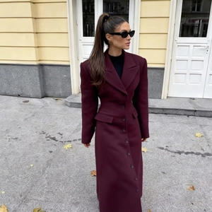 Elegante cappotto lungo in lana bordeaux con revers e vita alta vestibilità slim