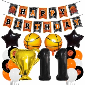 Détail de la décoration d'anniversaire basket avec trophée et ballons en aluminium