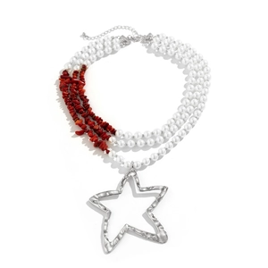 Detail van meerlagige kralenketting met witte parels, rode stenen en een sterhanger