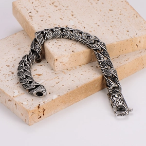 Bracciale hip hop vintage in acciaio inossidabile con motivi floreali neri incisi