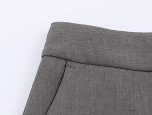 Gros plan du pantalon de costume gris foncé avec coutures de taille et détails de poche