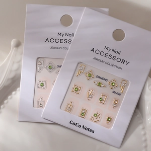 Détails de bijoux d'ongles en cristal K9 émeraude de luxe avec cadres en métal doré