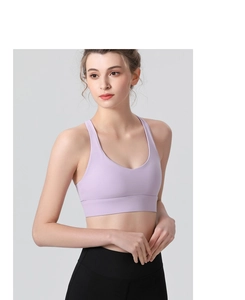 Détail du soutien-gorge de sport lavande avec larges bretelles et décolleté en U