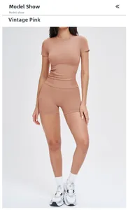 Détail de la texture en maille sans couture sur l'ensemble de yoga rose rétro deux pièces