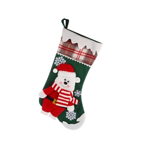 Weihnachtsstrumpf-Deko mit Eisbär-Motiv und rot-karierter Manschette für das Fenster