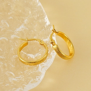Créoles minimalistes en acier inoxydable plaqué or 18 carats avec surface texturée