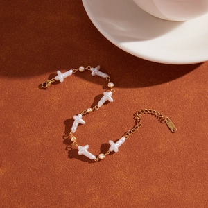 Luxuriöses 18k vergoldetes Edelstahl-Perlenarmband mit Kreuz und funkelnden Zirkonia