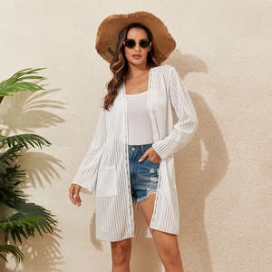 Cache-maillot blanc en maille ajourée avec dentelle et poches pour la plage