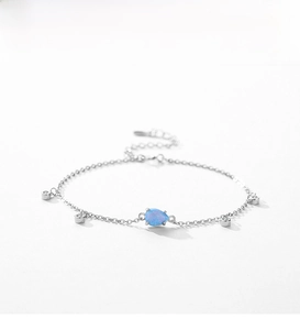 Vue détaillée de la chaîne en argent S925 avec opale bleue en poire et gouttes de zircon