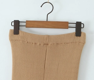 Dettaglio della vita alta elastica in maglia a coste sul set di pantaloncini kaki