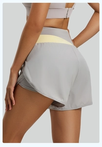 Vue détaillée du short de yoga 2-en-1 gris et jaune avec coupe athlétique sans couture