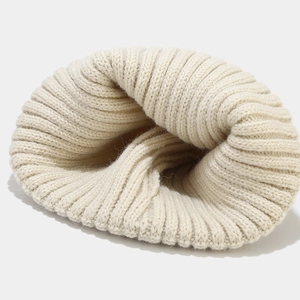 Minimalistische cremefarbene Rippstrick-Mütze für den Winter, warme und dehnbare Beanie