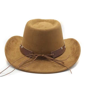 Détail d'un chapeau de cowboy en daim marron avec rivets en métal et ruban en cuir