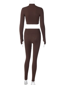 Vue arrière de l'ensemble de sport en maille côtelée marron avec haut court et leggings