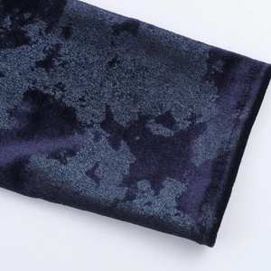Dettaglio macro del tessuto in velluto blu navy con lucentezza sottile e trama morbida