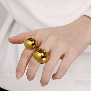 Dettaglio di anelli in acciaio al titanio placcati oro 18k con finitura a specchio sulla mano