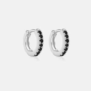 Dettaglio di orecchini in argento con zirconi neri micro-incastonati su cerchio da 7mm