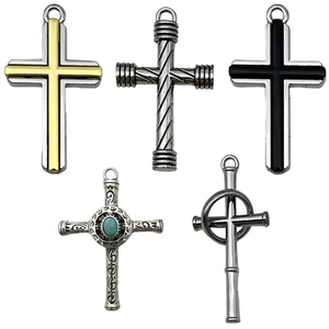 Cinque ciondoli a croce in argento, oro e nero con motivi celtici e dettagli intrecciati