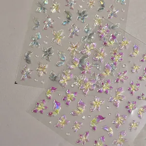 Vue détaillée des autocollants 3D irisés pour ongles papillon et fleur avec effets néon