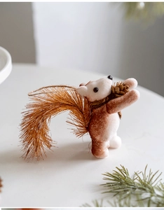 Détail d'un écureuil décoratif avec queue touffue et pomme de pin pour sapin de Noël