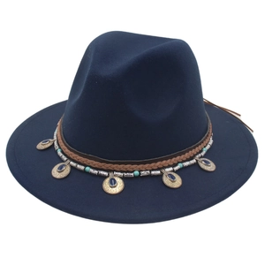 Dettaglio cappello fedora blu navy con fascia intrecciata boho e ciondoli di turchese
