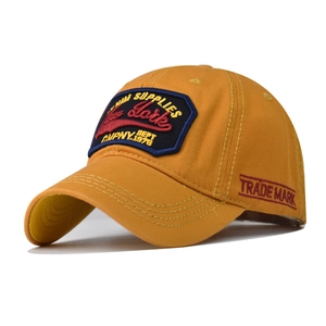 Detailansicht der Vintage New York Stickerei auf der gelben Baumwoll-Baseballkappe