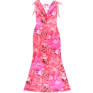 Dettaglio di abito lungo floreale con rose rosa e scollo a cappuccio in raso lucido
