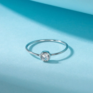Elegant S925 sterling silver minimalist bubble ring with a sparkling solitaire diamond