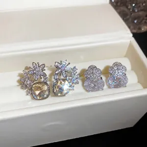 Élégantes boucles d'oreilles fleurs en zircon et cristaux carrés dans un écrin de luxe