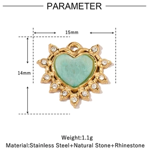 Dettaglio del pendente a cuore in oro 14k con pietra verde naturale e strass bianchi